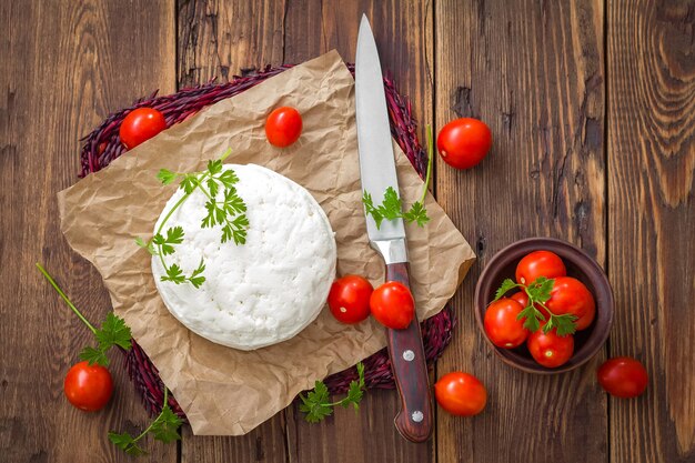 Tomates fraîches au fromage sur une table en bois