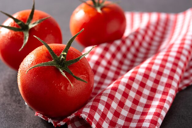 Tomates fraîches biologiques sur fond noir