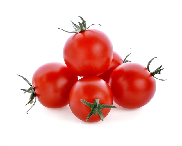 Tomates fraîches sur blanc.