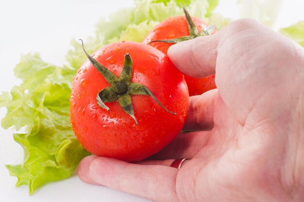 Tomates fraîches sur un blanc