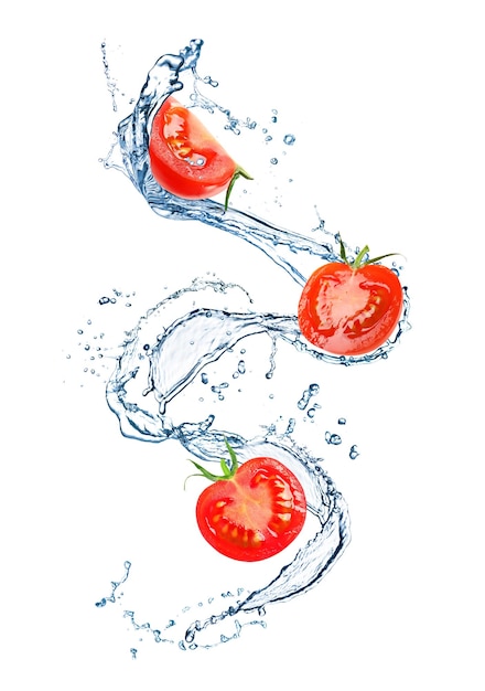 Tomates fraîches coupées avec des éclaboussures d'eau sur fond blanc