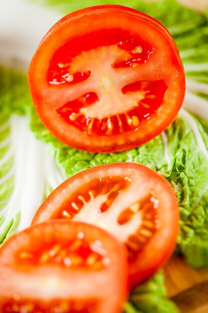 tomates fraîches coupées sur feuille de salade