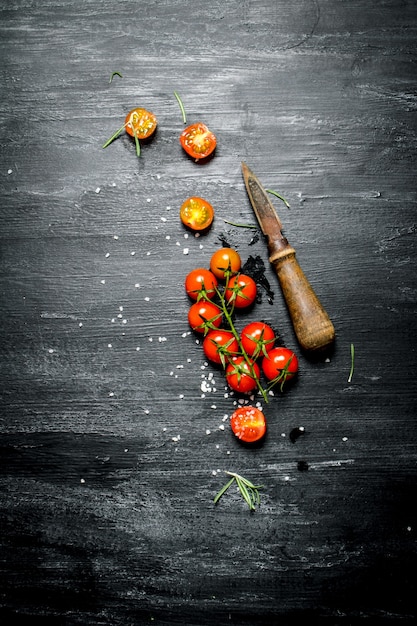 Tomates fraîches avec un couteau