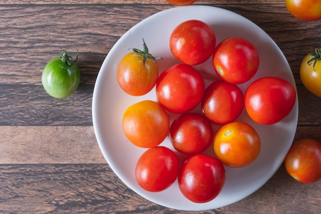 Tomates fraîches dans une assiette sur la table