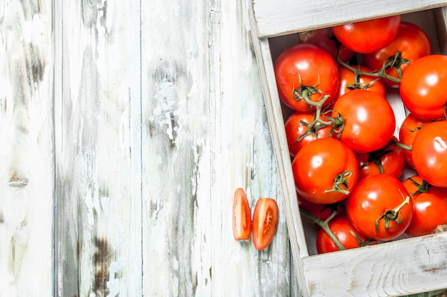 Tomates fraîches dans la boîte