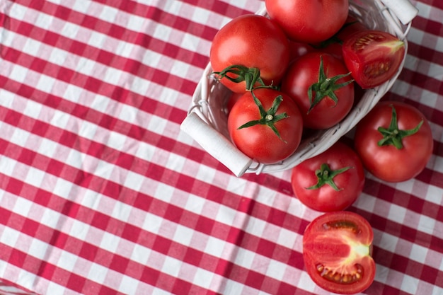 Tomates fraîches dans le bol.