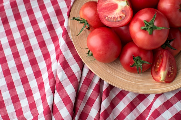 Tomates fraîches dans le bol.