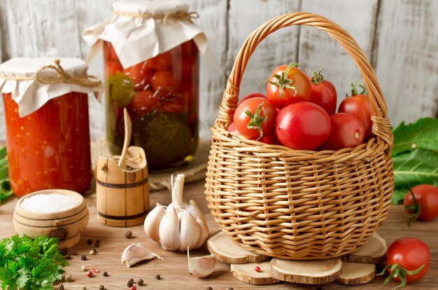 Tomates fraîches dans un panier