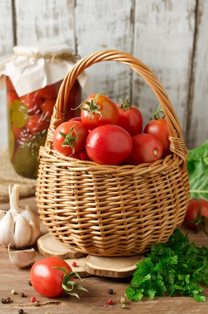 Tomates fraîches dans un panier