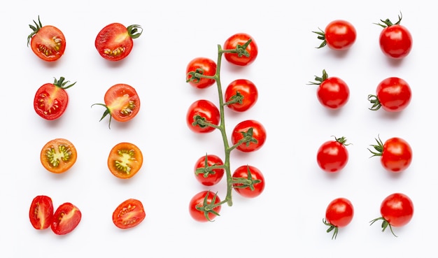 Tomates fraîches, entières et coupées à moitié isolées