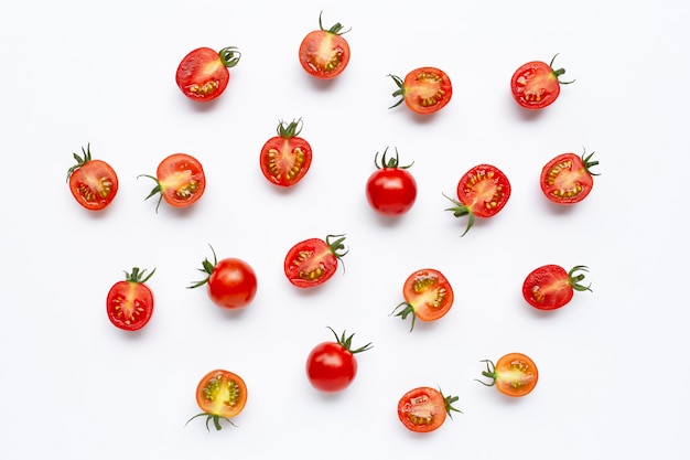 Photo tomates fraîches, entières et à moitié coupées, isolés on white