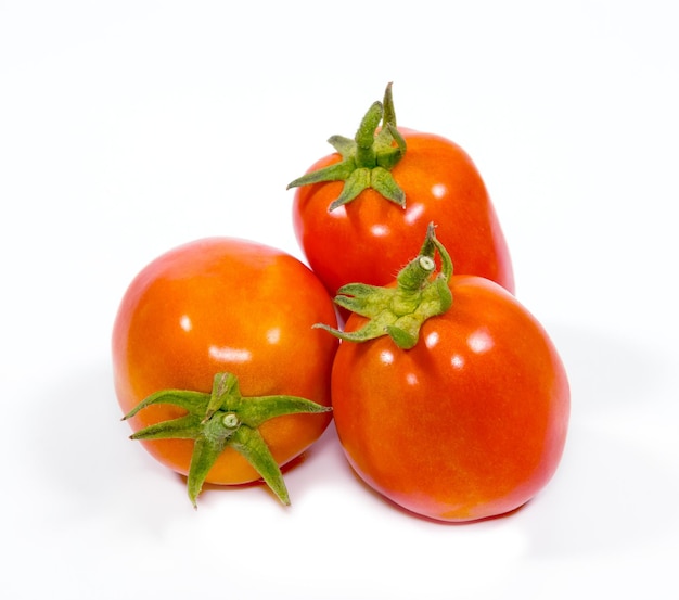 Tomates fraîches sur fond blanc