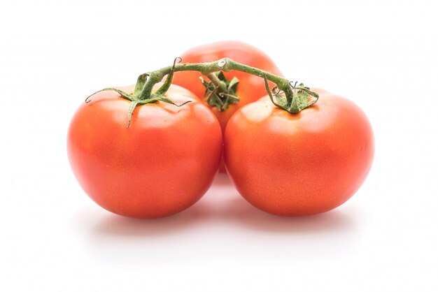 tomates fraîches sur fond blanc