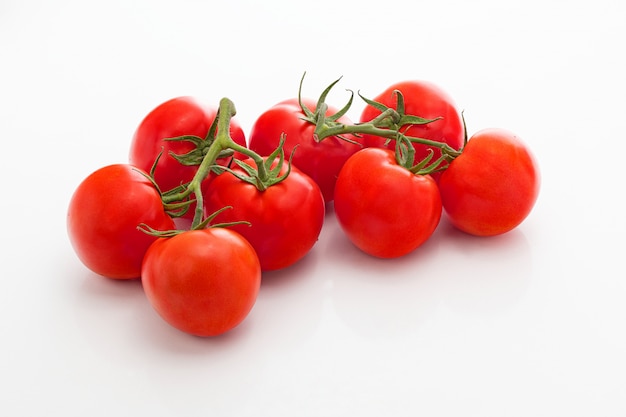 Tomates fraîches sur fond blanc