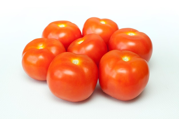 Tomates fraîches sur fond blanc