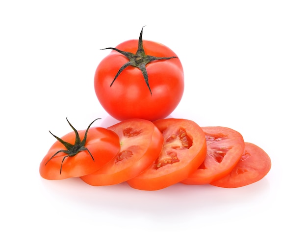 Tomates fraîches sur fond blanc