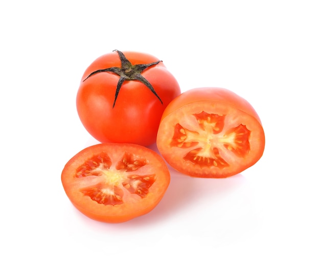 Tomates fraîches sur fond blanc