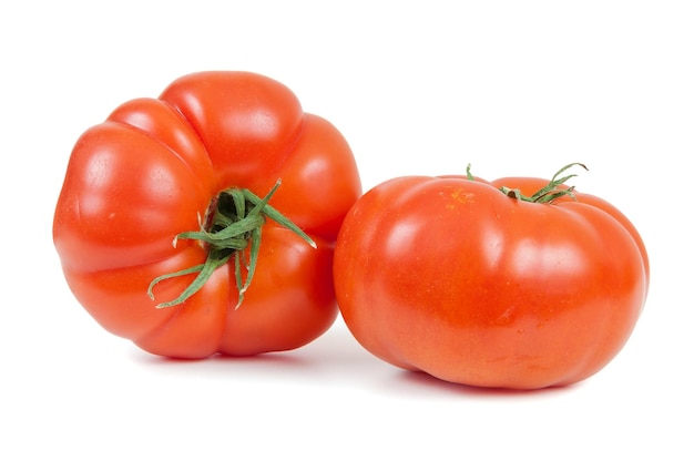 Tomates fraîches sur fond blanc