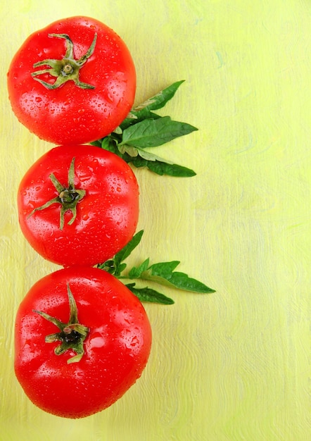 Tomates fraîches sur fond en bois de couleur