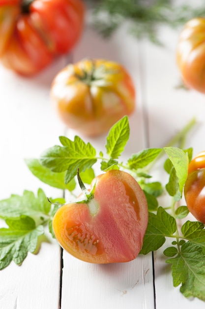 Tomates fraîches sur fond de bois