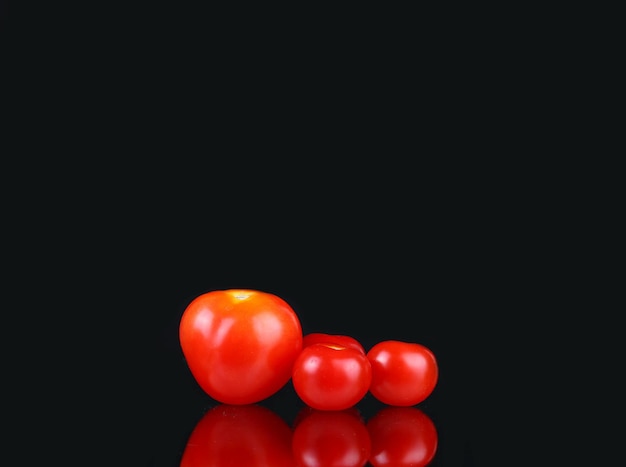 Tomates fraîches sur fond noir