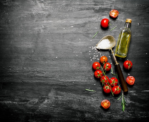 Tomates fraîches avec de l'huile d'olive et une cuillère de sel.