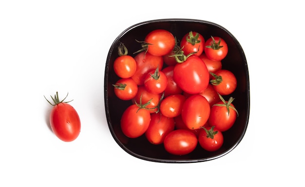 Tomates fraîches isolées sur le blanc