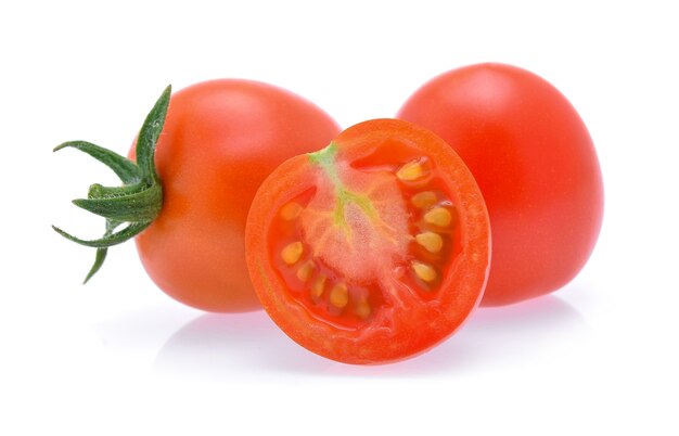 Tomates fraîches isolées.