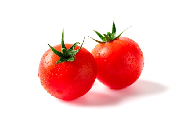 Tomates fraîches isolés sur blanc.