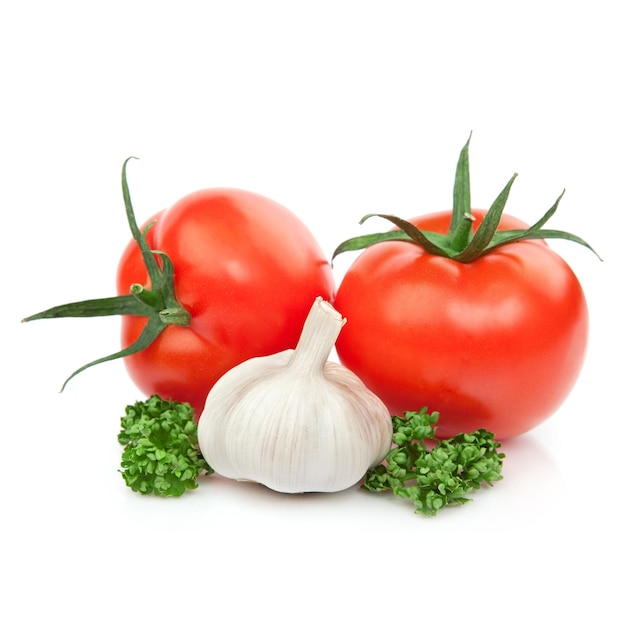 Tomates fraîches Légumes à l'ail décorés de persil isolé sur blanc