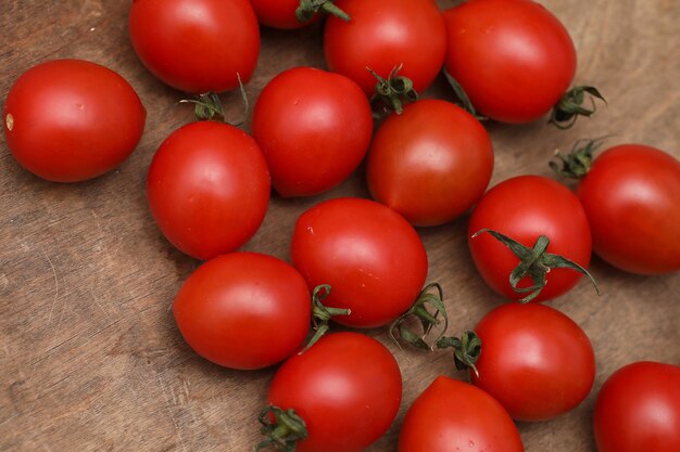 Tomates fraîches lumineuses et juteuses sur la table de la cuisine