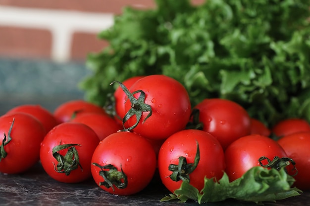 Tomates fraîches lumineuses et juteuses sur la table de la cuisine