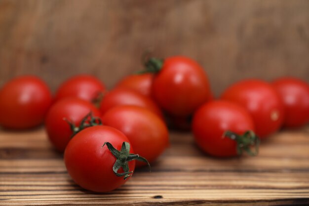 Tomates fraîches lumineuses et juteuses sur la table de la cuisine