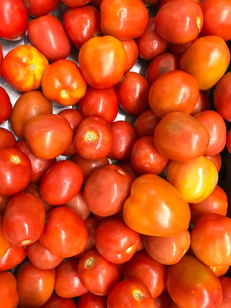 Tomates fraîches sur le marché