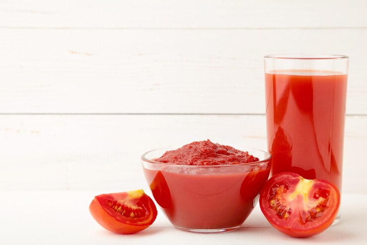 Tomates fraîches avec de la pâte et du jus dans un grand verre