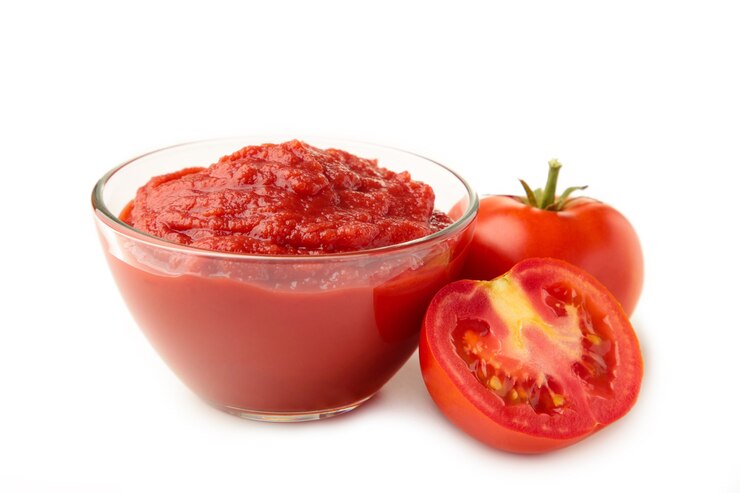 Tomates fraîches avec pâte et jus isolés