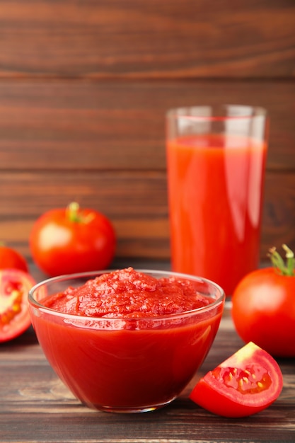 Tomates fraîches avec pâte et jus