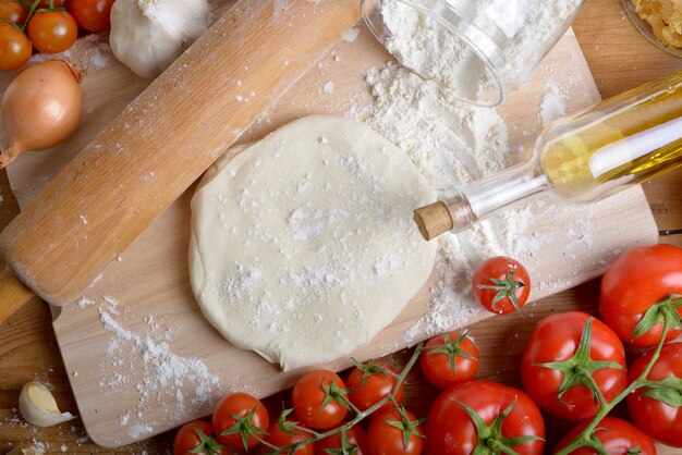 Tomates fraîches et pâte à pizza