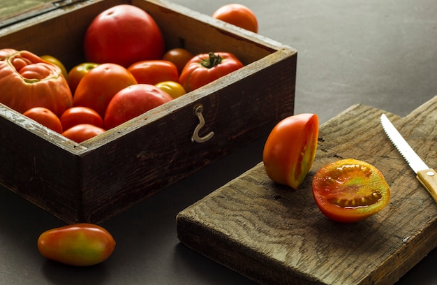 Tomates fraîches sur une planche de bois.