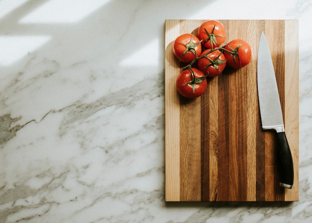 Tomates fraîches sur une planche à découper