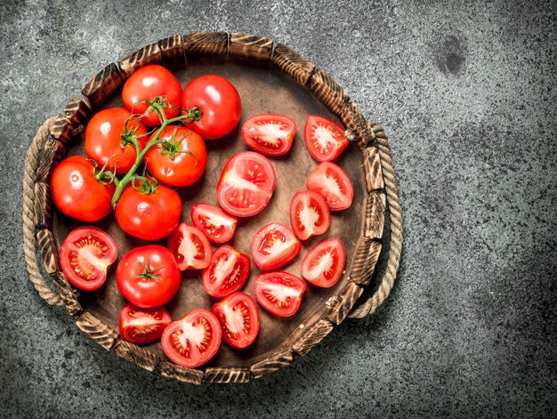 Tomates fraîches sur le plateau