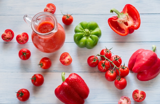 Tomates fraîches, poivrons et carafe de jus