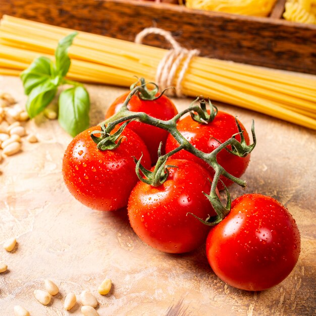 Tomates fraîches pour la sauce de pâtes italienne classique faite maison