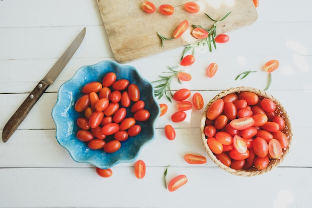 Tomates fraîches et romarin