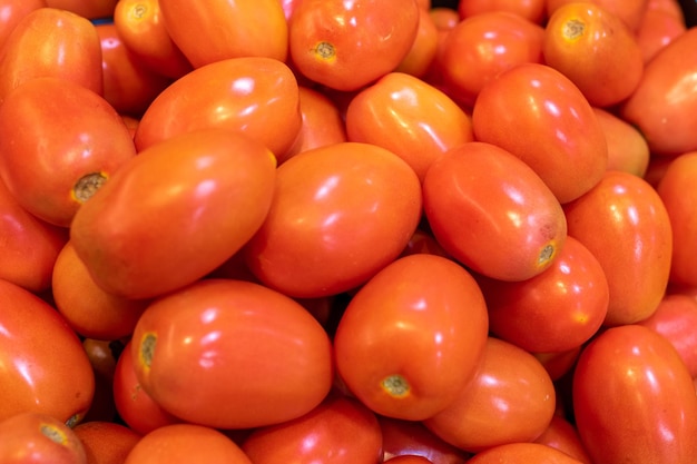 Tomates fraîches rouges au supermarché