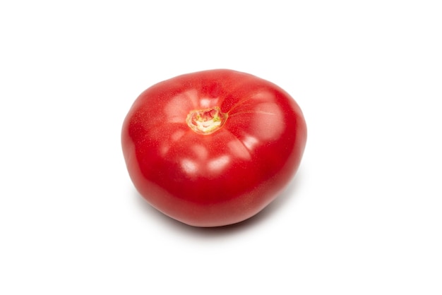 Tomates fraîches rouges isolées sur fond blanc