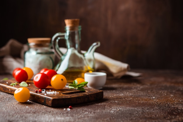 Tomates fraîches rouges et jaunes, basilic et huile d'olive