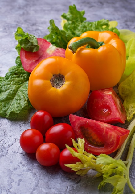 Tomates fraîches rouges et jaunes, poivrons et laitue. Mise au point sélective