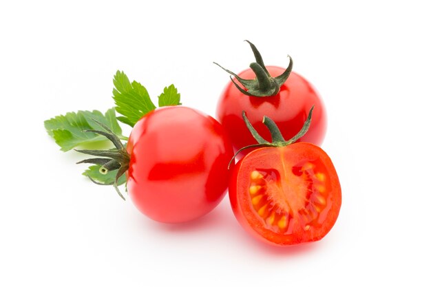 Tomates fraîches sur la surface blanche avec du persil