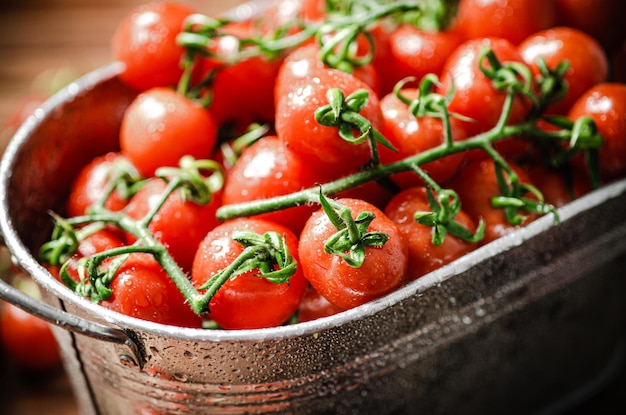 Des tomates fraîches sur une table en bois.